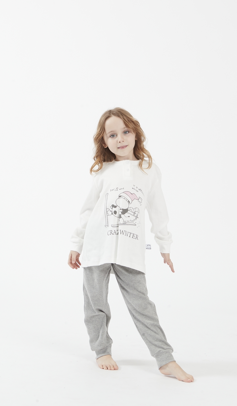 Pigiama Serafino per Bimba - Crazy Winter | Design Invernale con Maglietta a Maniche Lunghe Bianca e Pantaloni di Tuta Grigi | Comodità e Stile per i Tuoi Piccoli | Perfetto per Capelli Mossi Castani