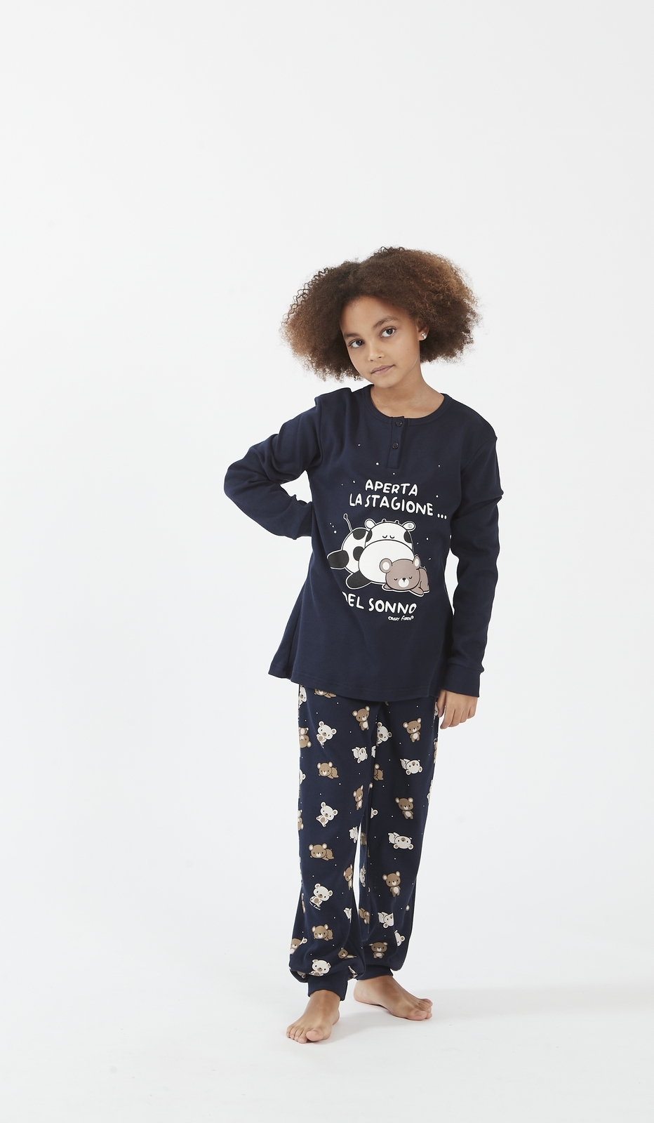 Pigiama Serafino Kid per Bimba 'Aperta la Stagione del Sonno' - Maglietta Maniche Lunghe Blu Scuro con Stampa Pecore e Pantaloni con Motivo Orsi - Abbigliamento Notturno per Un Sonno Rilassante