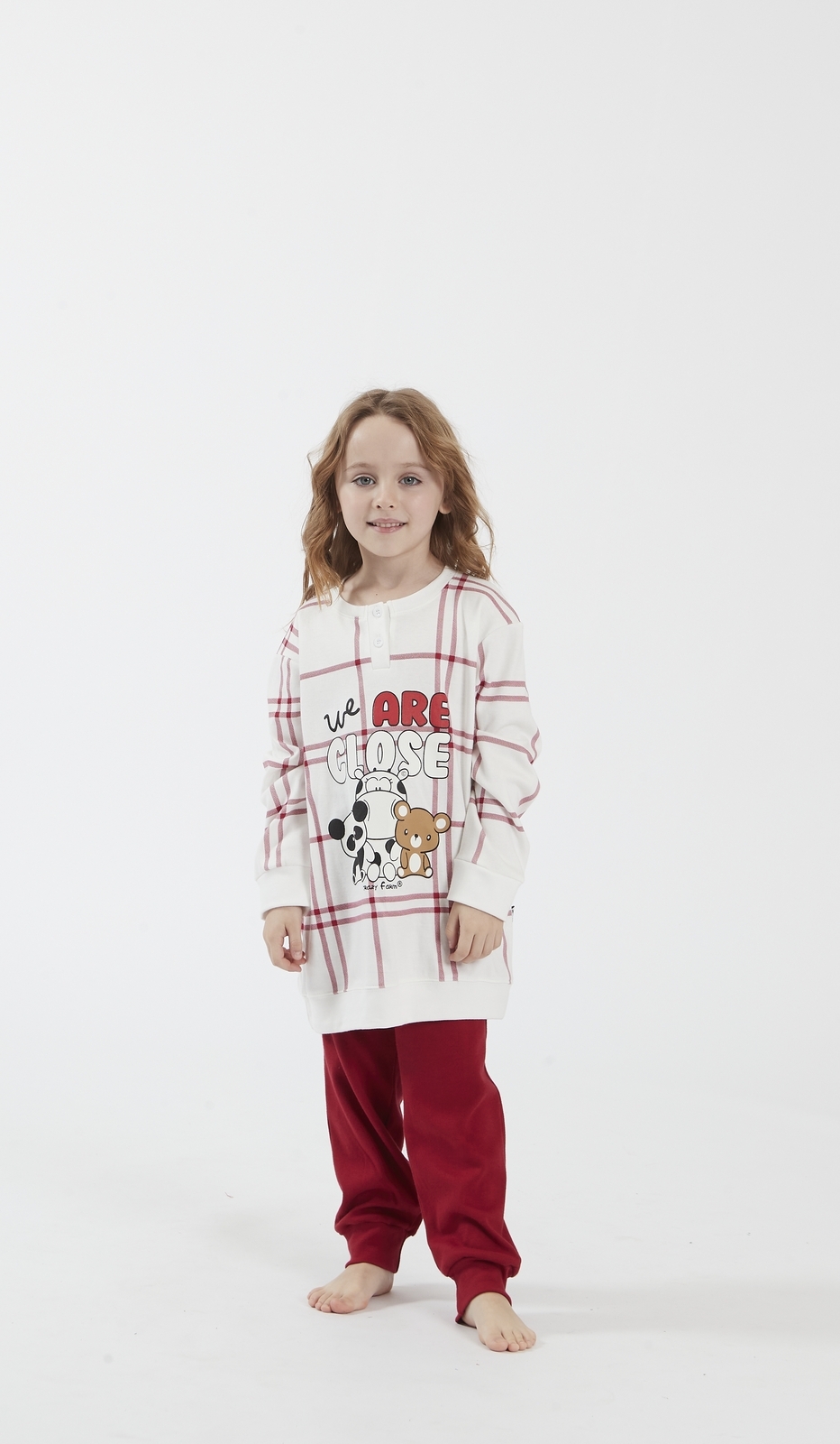 Pigiama Serafino per Bambina con Design 'We Are Close' e Cartoon Orso e Cane in Maxi Taglia - Pantalone e Maglietta a Righe Rosse, Comodo e Moda, Ideale per Le Foto dei tuoi Piccoli!