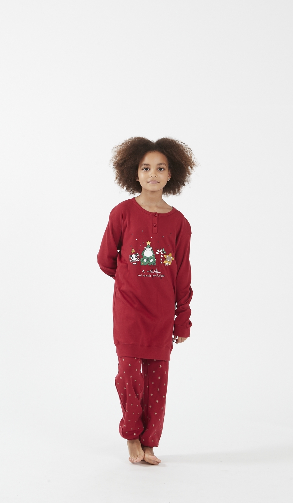 Pigiama Natalizio Bimba Maxi Serafino Kid - Design caratteristico con Alberi di Natale e Stelle, Maniche Lunghe in Rosso Acceso - Perfetto per le Feste, Confortevole e alla Moda".