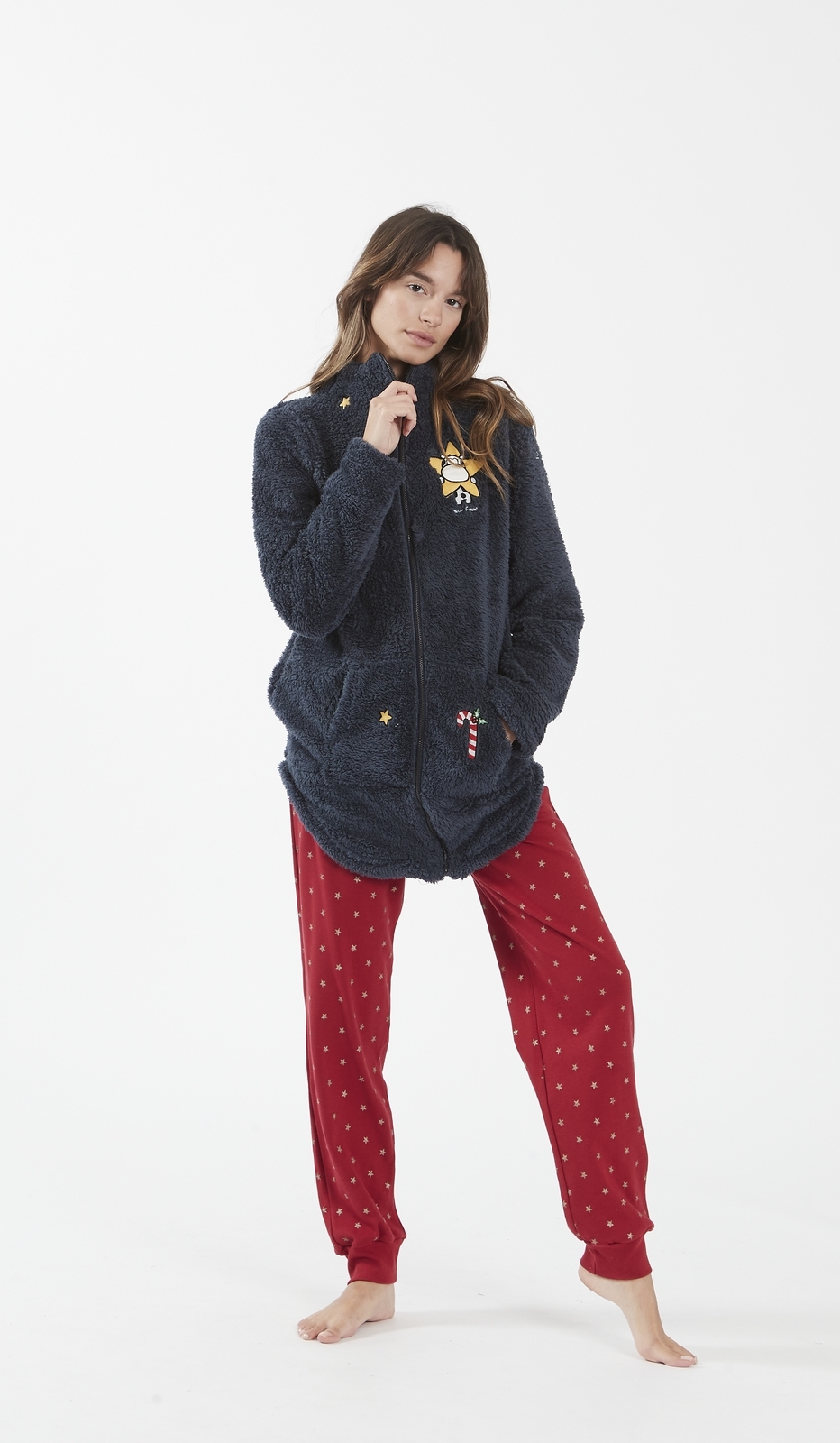 Vestaglia Natalizia Donna in Morbido Cardigan Blu Scuro con Patches Decorative, T-Shirt con Stampa Snoopy e Pantaloni della Tuta Rossi con Stelle - Look Festivo e Confortevole per il Natale